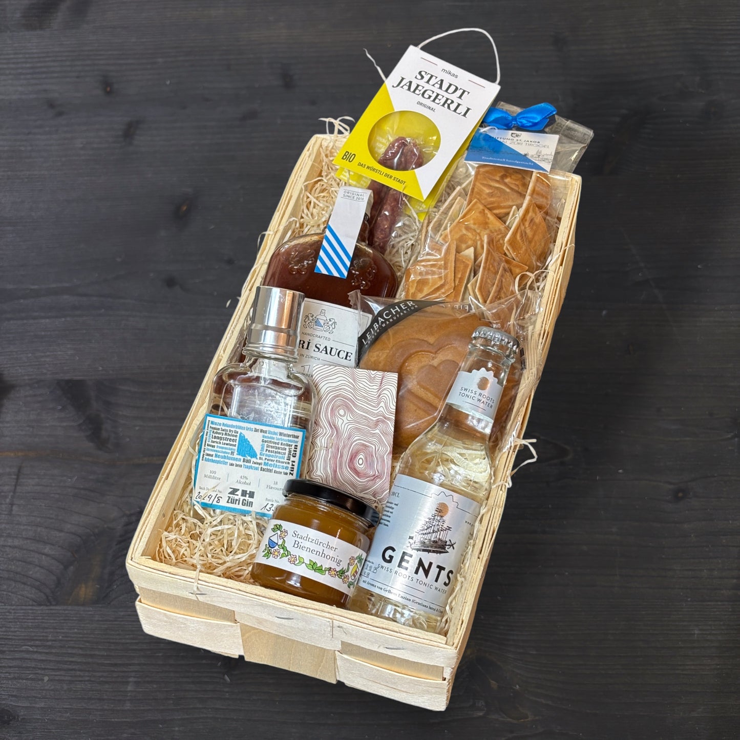 Allerlei aus Zürich Geschenkkorb mittel